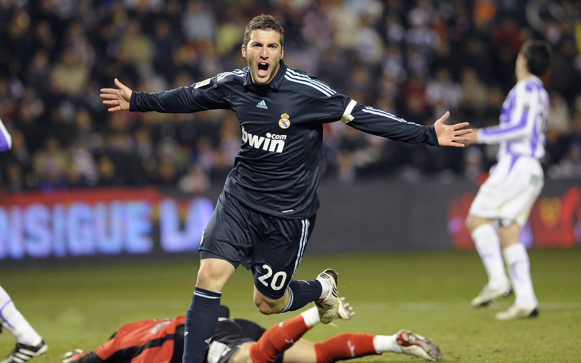 中国九游体育-德甲：沙尔克1-3败给奥格斯堡，防线频频失误，沙尔克拿过德甲冠军吗